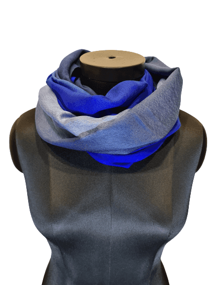 A beautiful scarf in cashmere and silk in blue and gray tones
