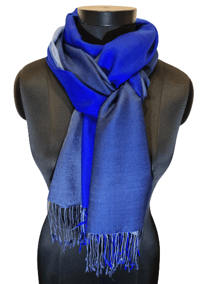 A beautiful scarf in cashmere and silk in blue and gray tones