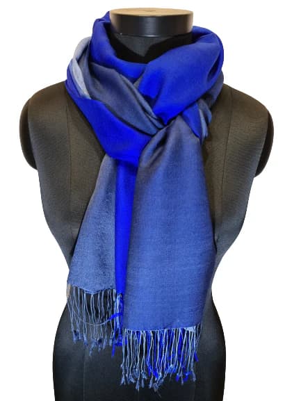 A BEAUTIFUL SCARF IN CASHMERE AND SILK IN BLUE AND GRAY TONES