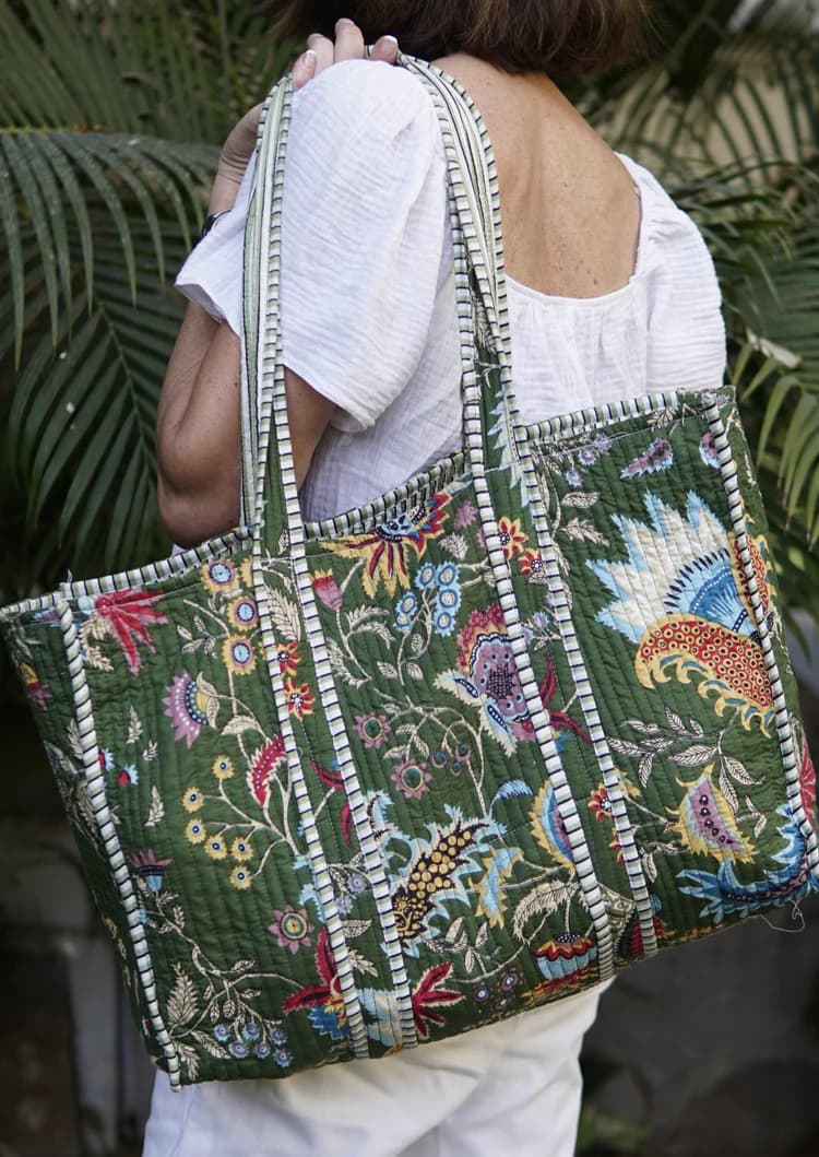 BEACH BAG, XL GREEN AND WHITE JUNGLE PRINT TOTE BAG WITH CONTRAST LINING WITH POCKET