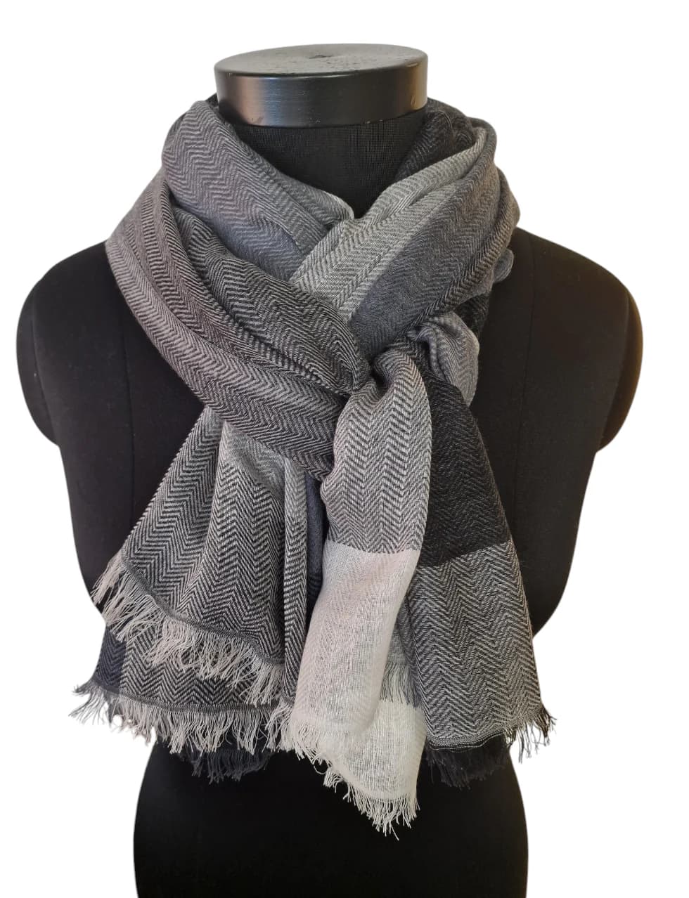 LARGE GRAY PATTERNED WOOLEN SCARF WITH ROUGH FRINGES