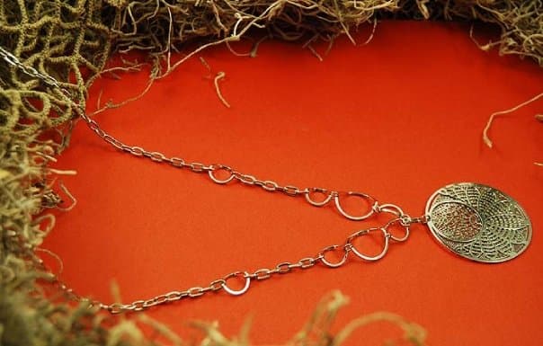 METALIC PENDANT NECKLACE