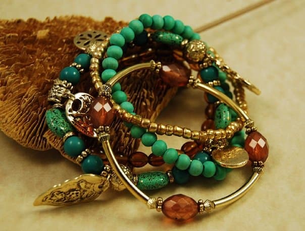 STRETCHABLE MULTI CHARM BRACELET