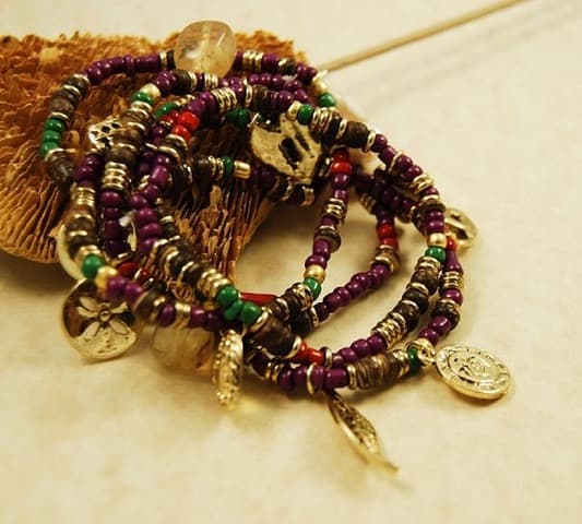 STRETCHABLE MULTI PURPLE CHARM BRACELET