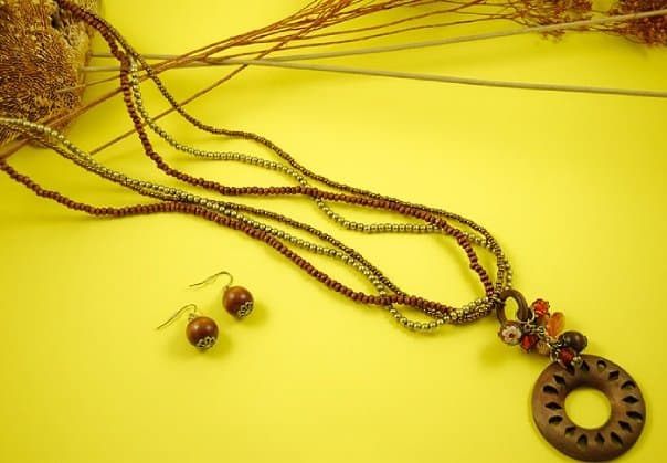 WOOD BEADED PENDANT NECKLACE
