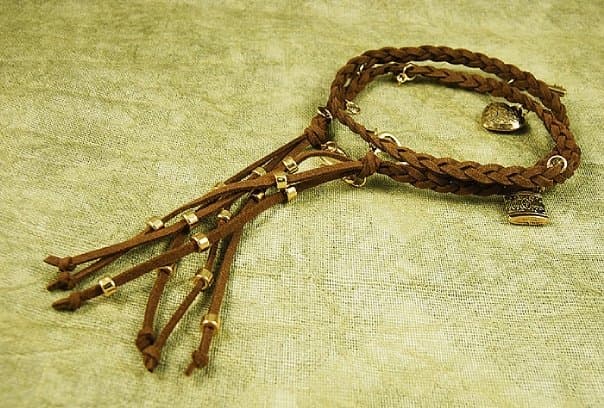 LEATHER CHARM BRACELET BROWN