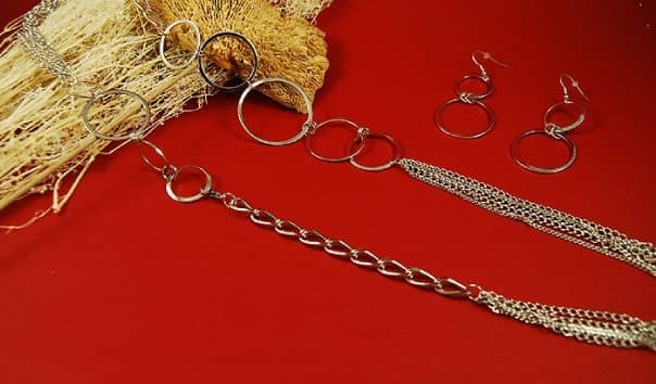 METALIC LONG CHAIN NECKLACE