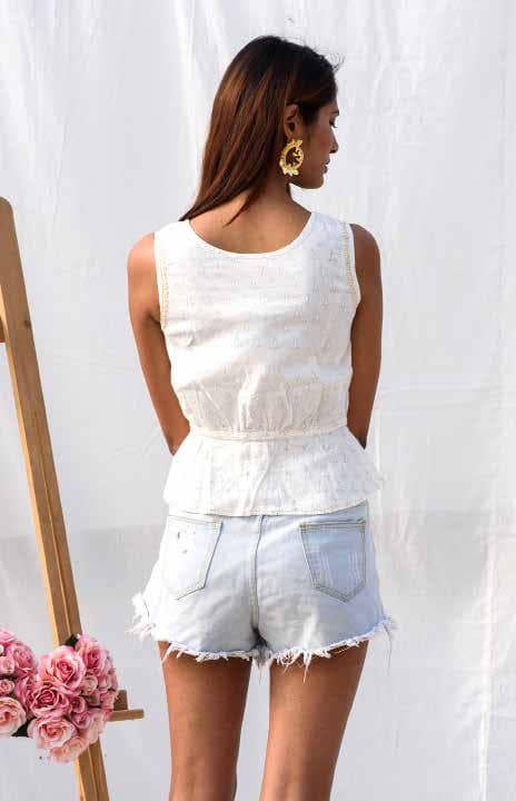 Sleeveless Short Top.