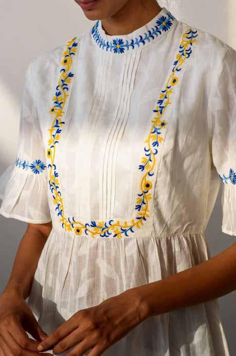 Short Sleeves Dress With Closed Neckline.