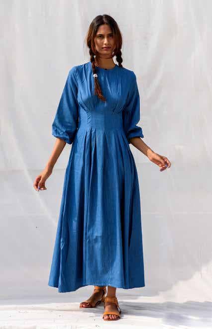Long Dress With Fitted Waist.