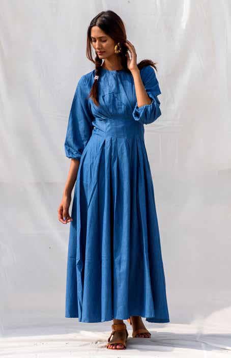 Long Dress With Fitted Waist.