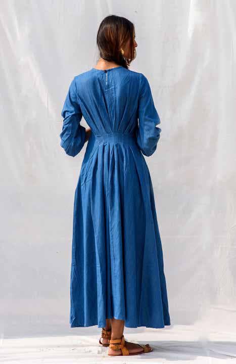 Long Dress With Fitted Waist.