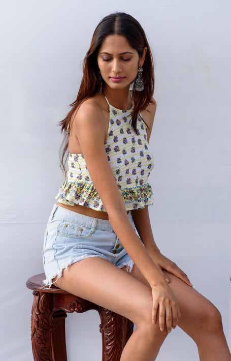 Sleeveless Tank Top With Ruffle Hem.