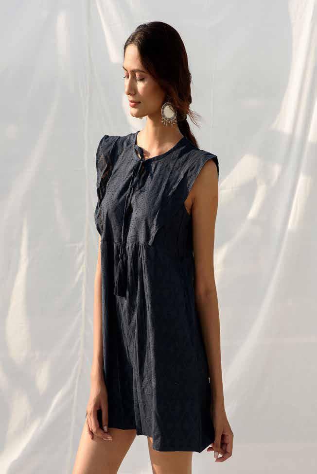 SHORT SLEEVES DRESS WITH NECK TIE.