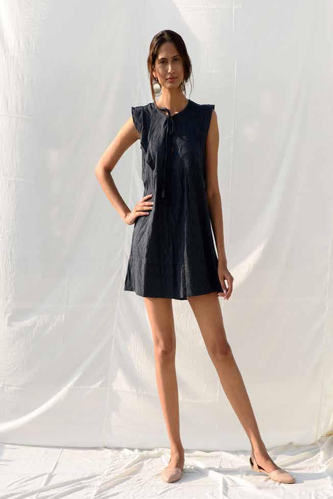 SHORT SLEEVES DRESS WITH NECK TIE.