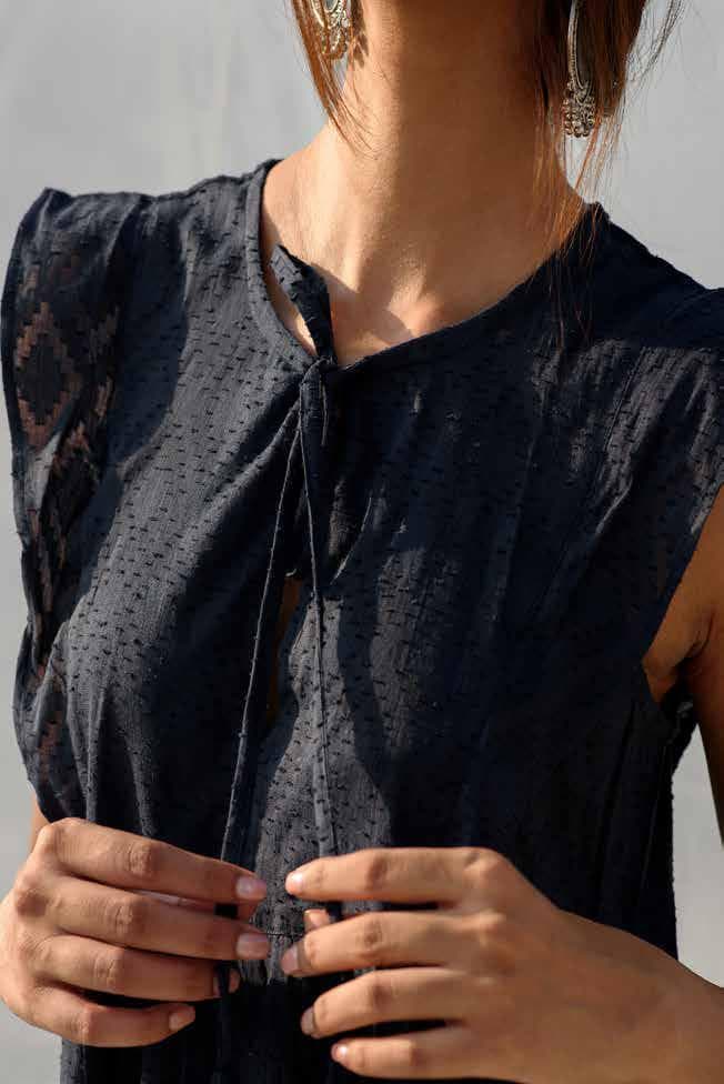 SHORT SLEEVES DRESS WITH NECK TIE.