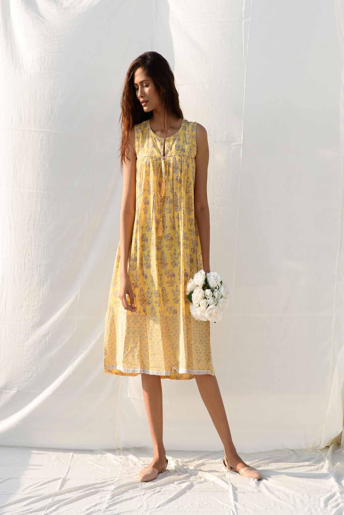 CO-ORDINATED PRINTED SHORT SLEEVELESS DRESS.