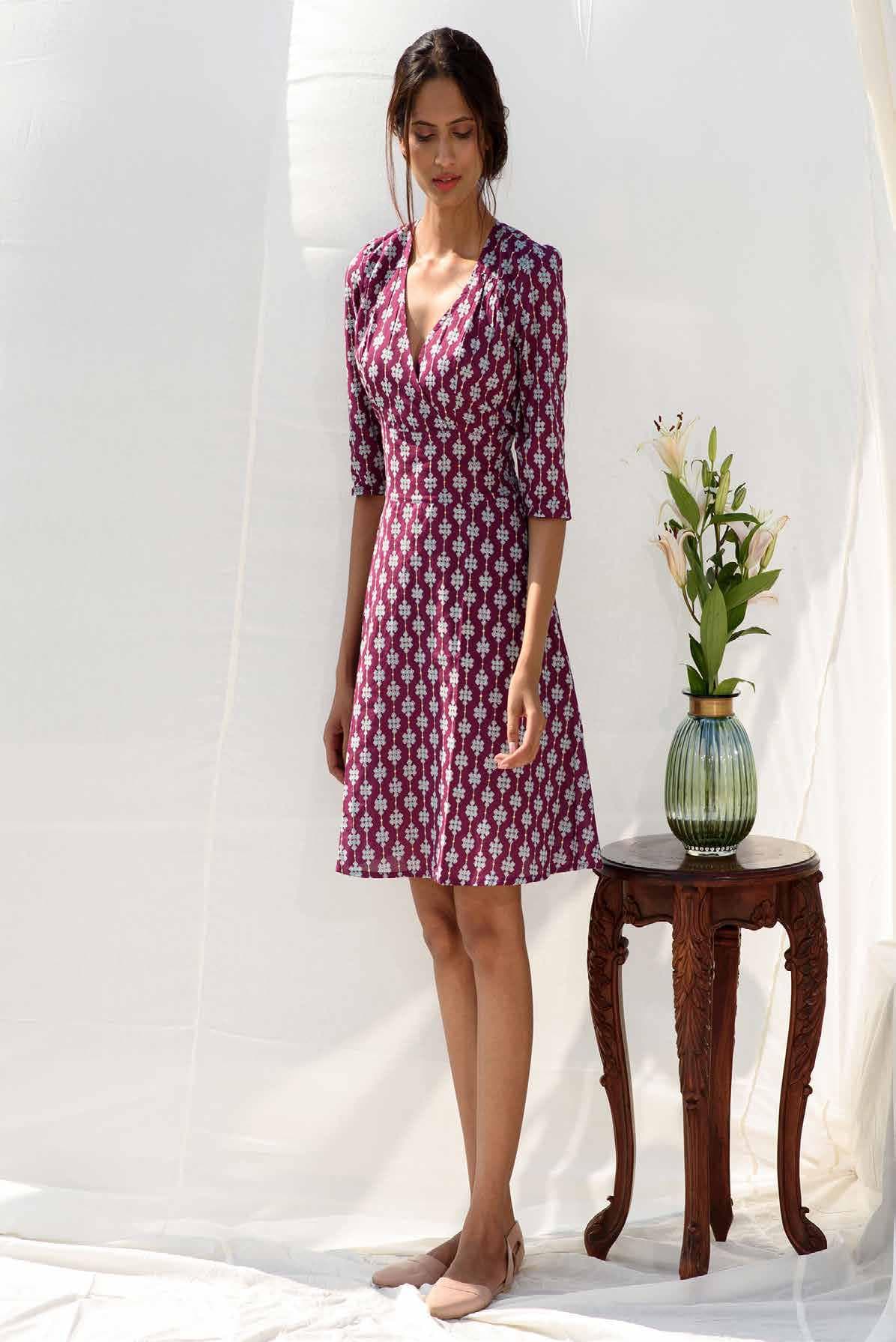 HALF SLEEVES SHORT FITTED DRESS.