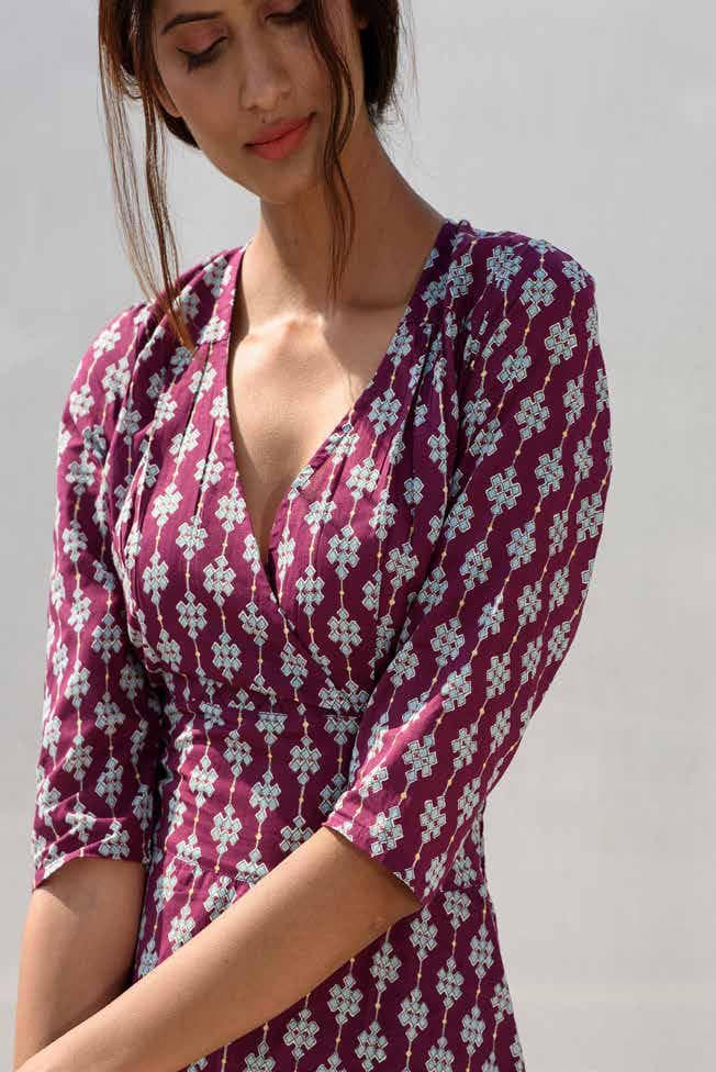 HALF SLEEVES SHORT FITTED DRESS.