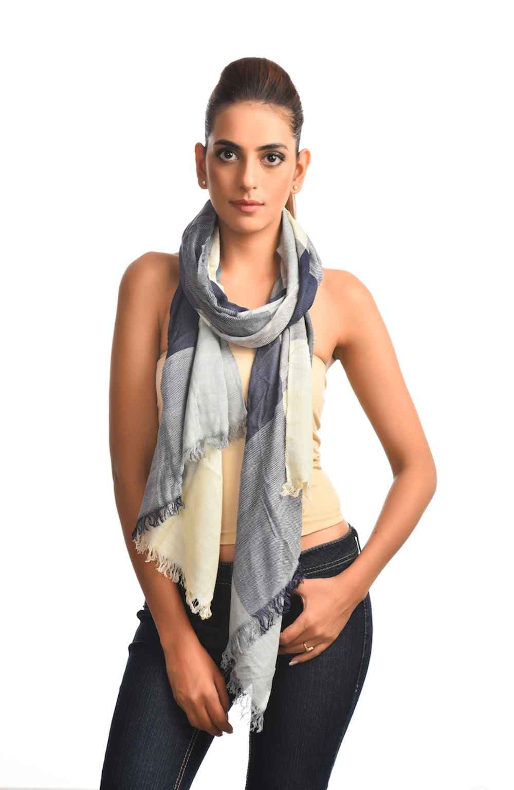 CHECK PRINTED VISCOSE SCARF.
