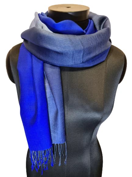 A BEAUTIFUL SCARF IN CASHMERE AND SILK IN BLUE AND GRAY TONES