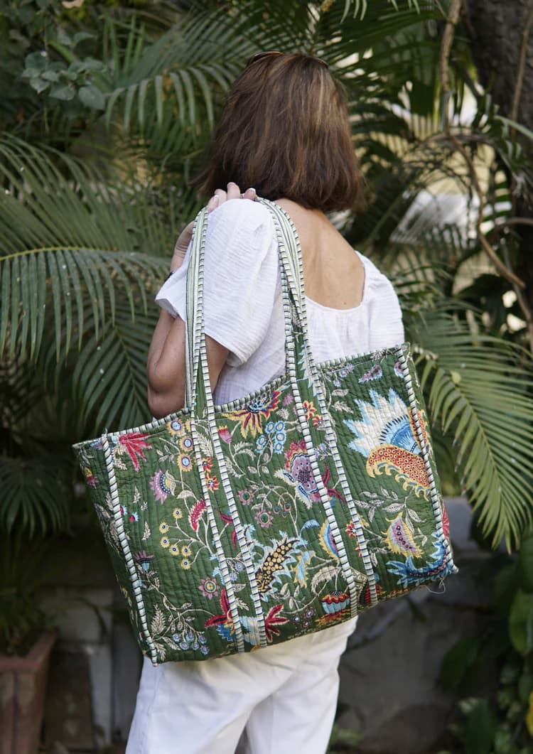 BEACH BAG, XL GREEN AND WHITE JUNGLE PRINT TOTE BAG WITH CONTRAST LINING WITH POCKET