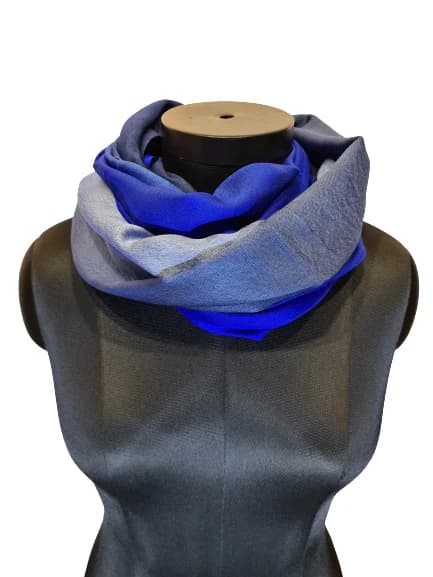 A BEAUTIFUL SCARF IN CASHMERE AND SILK IN BLUE AND GRAY TONES