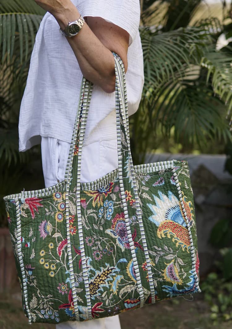 BEACH BAG, XL GREEN AND WHITE JUNGLE PRINT TOTE BAG WITH CONTRAST LINING WITH POCKET