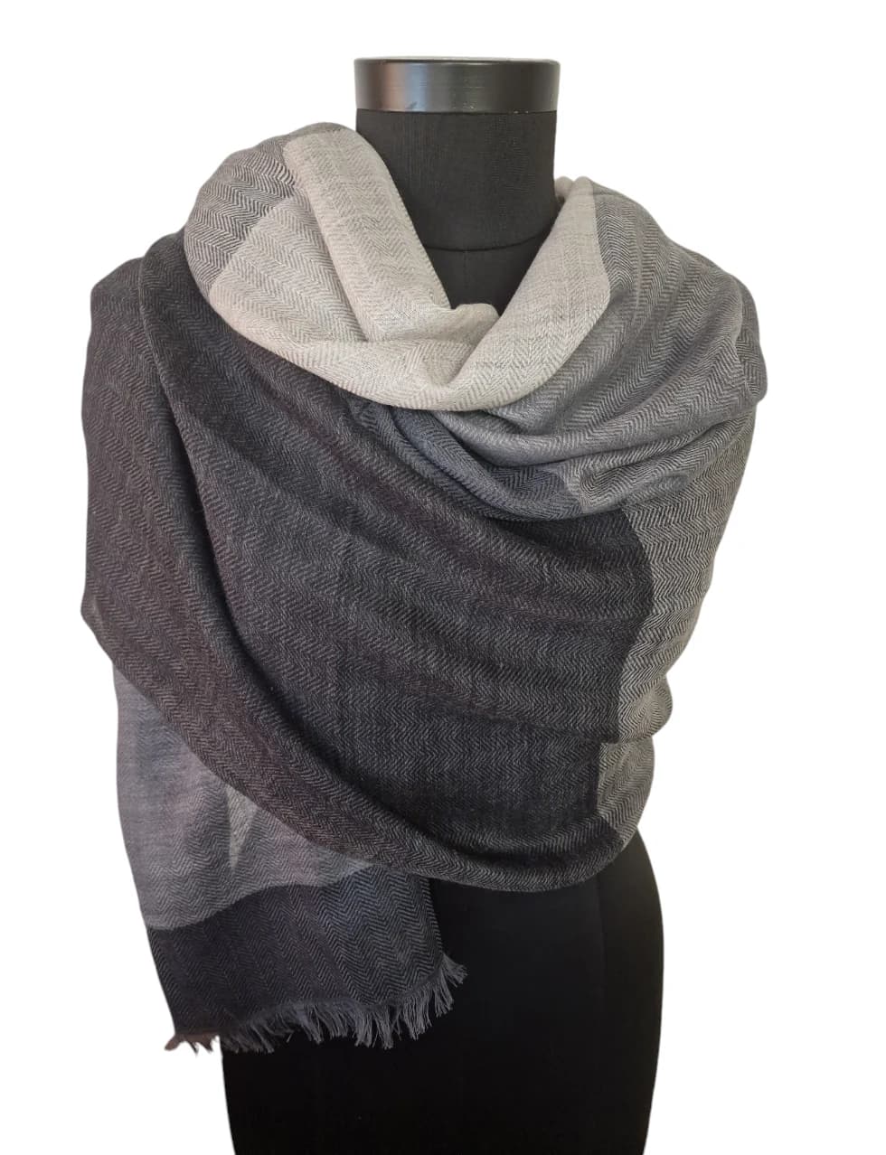LARGE GRAY PATTERNED WOOLEN SCARF WITH ROUGH FRINGES