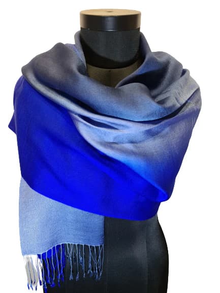 A BEAUTIFUL SCARF IN CASHMERE AND SILK IN BLUE AND GRAY TONES