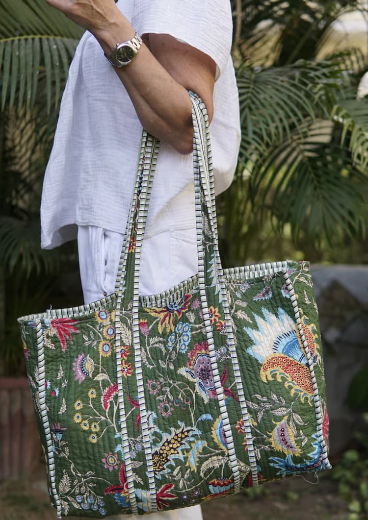 BEACH BAG, XL GREEN AND WHITE JUNGLE PRINT TOTE BAG WITH CONTRAST LINING WITH POCKET
