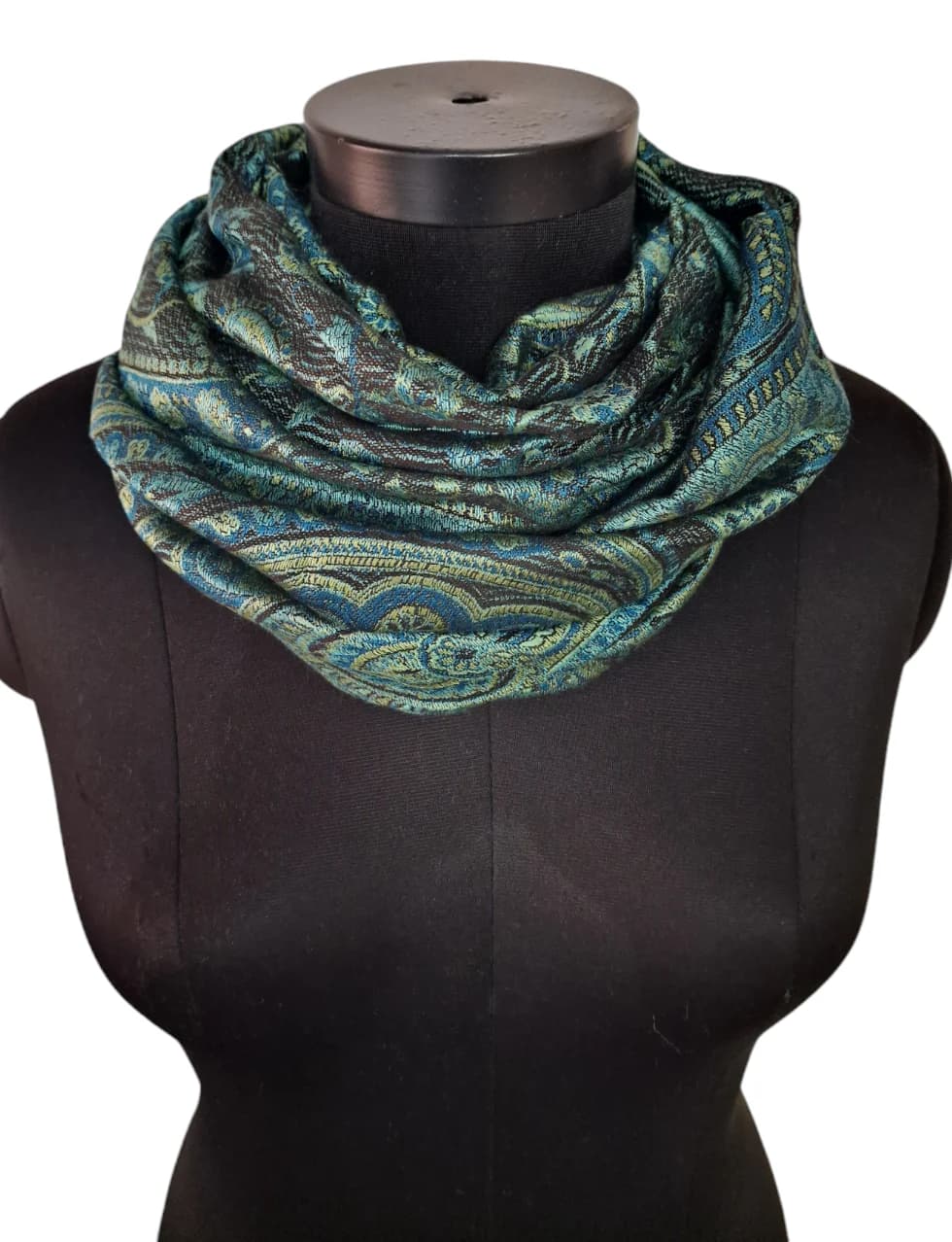 BEAUTIFUL SILK SCARF IN GREEN AND BLACK