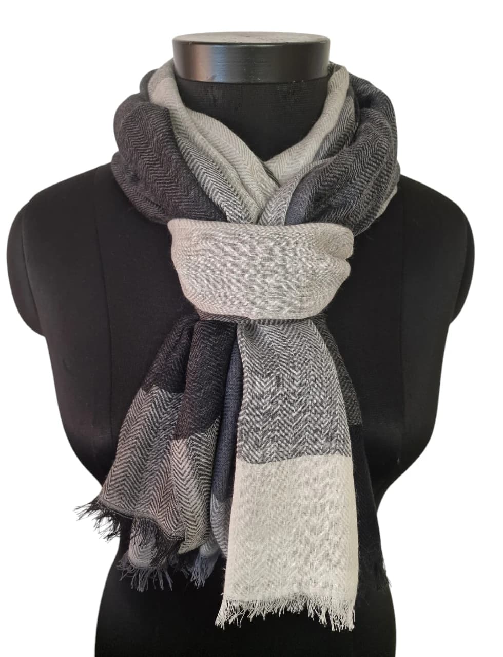 LARGE GRAY PATTERNED WOOLEN SCARF WITH ROUGH FRINGES