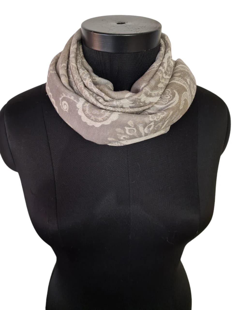 CLASSIC BEIGE AND GRAY WOOL SCARF