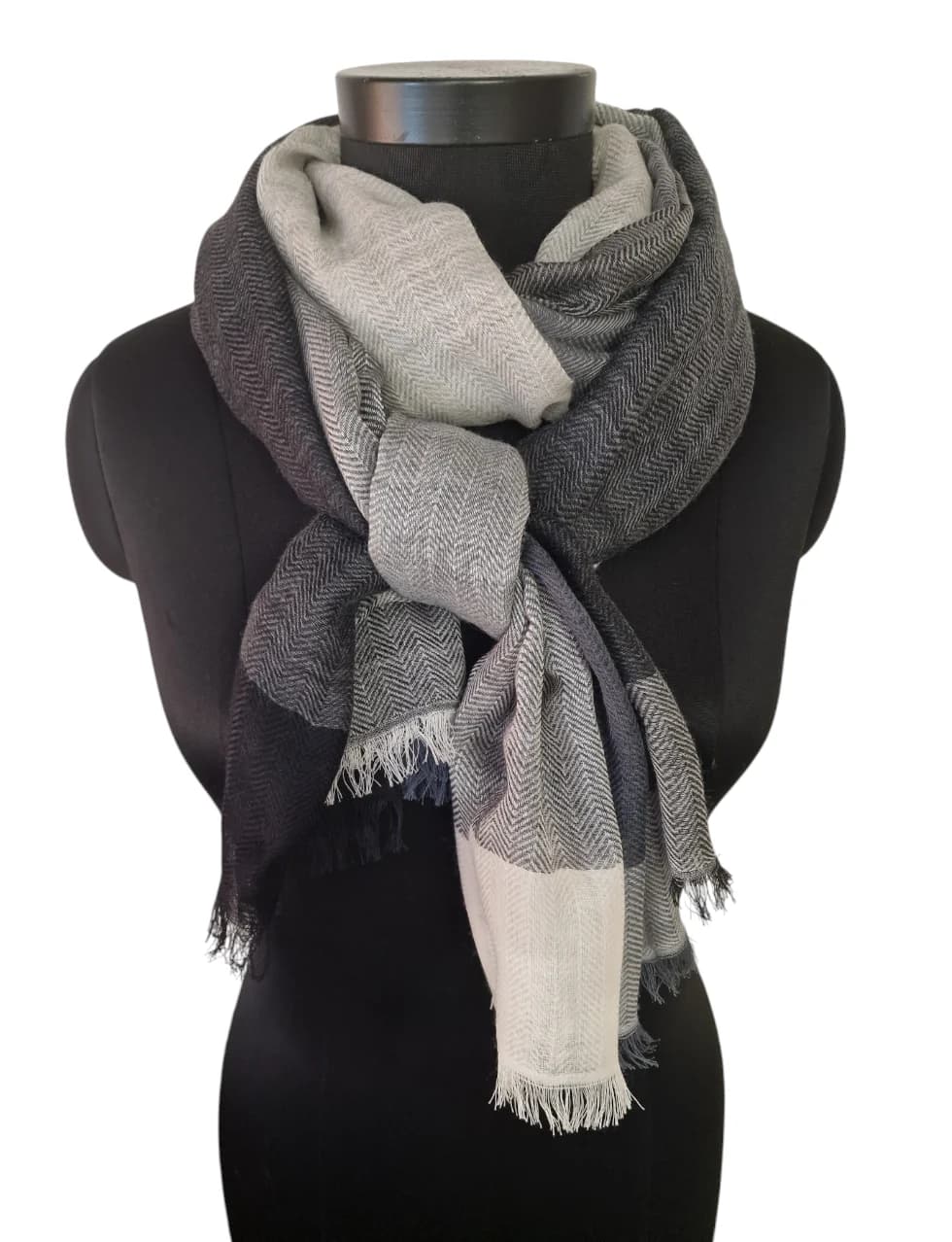 LARGE GRAY PATTERNED WOOLEN SCARF WITH ROUGH FRINGES