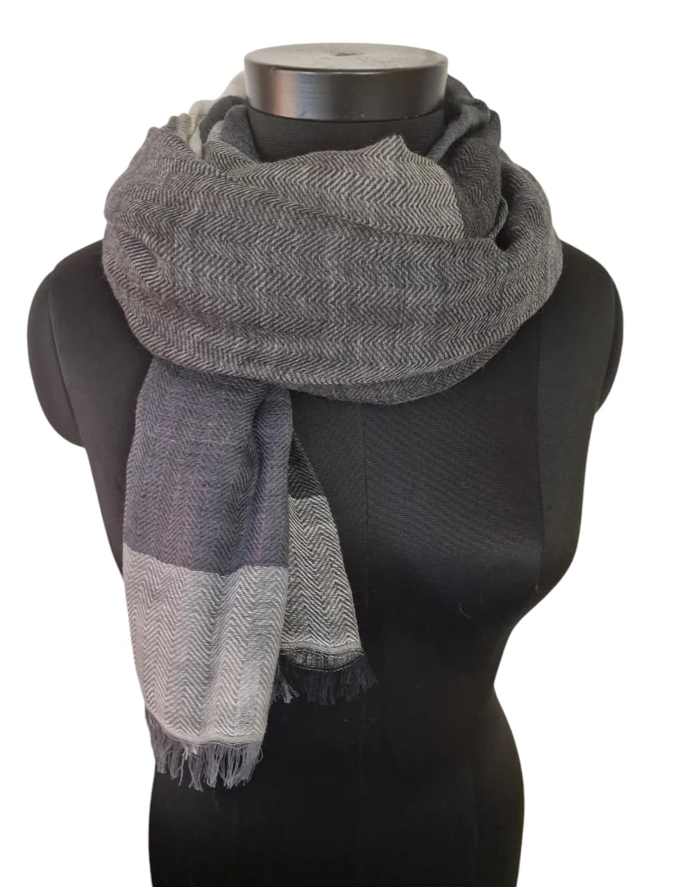 LARGE GRAY PATTERNED WOOLEN SCARF WITH ROUGH FRINGES