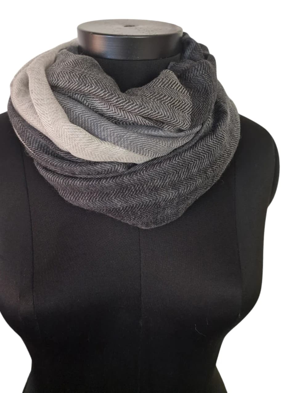 LARGE GRAY PATTERNED WOOLEN SCARF WITH ROUGH FRINGES