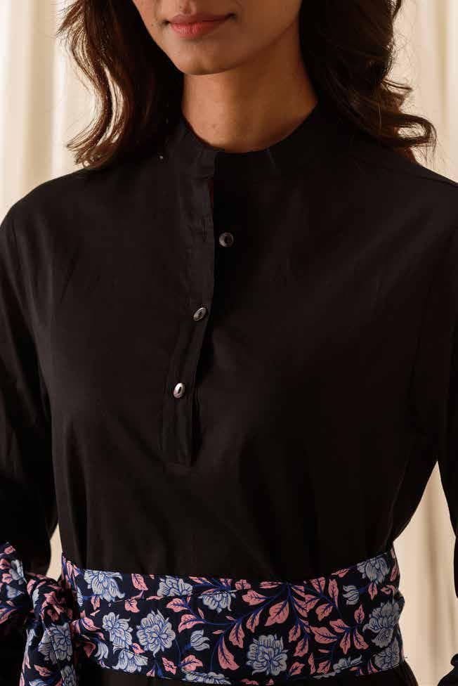 ELEGANT SHORT BLACK DRESS (FITTED)