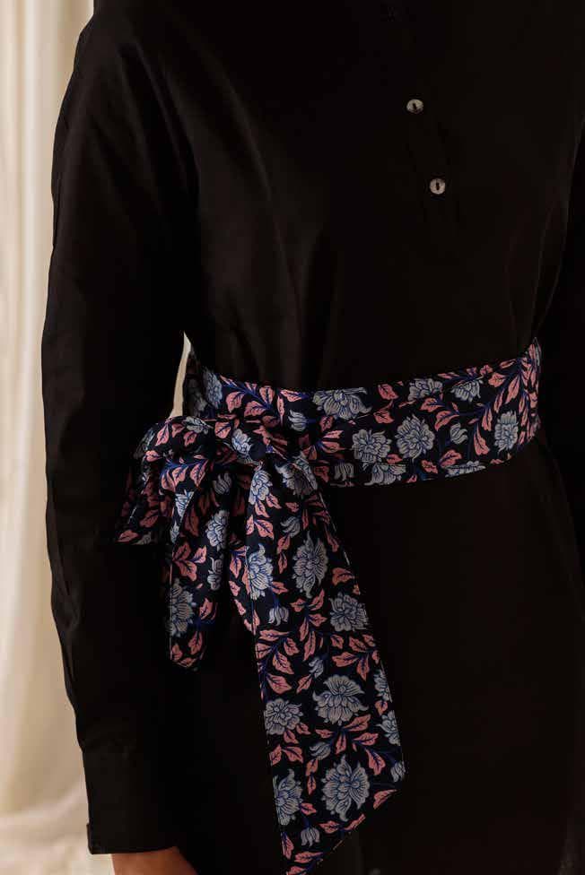 ELEGANT SHORT BLACK DRESS (FITTED)