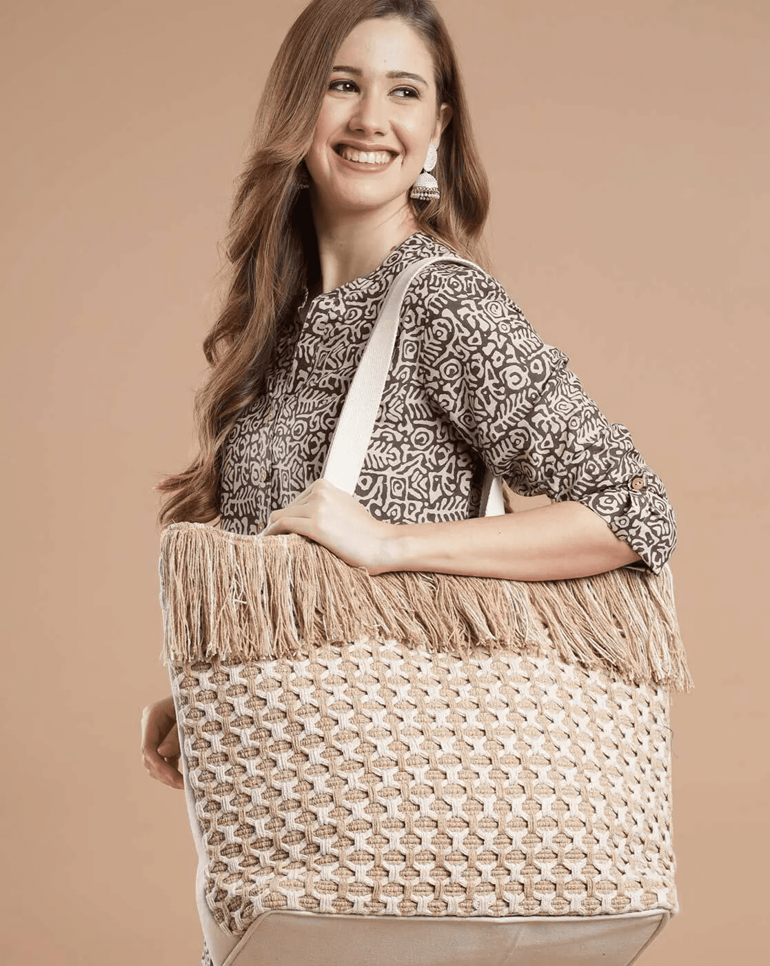 BEIGE AND WHITE WOVEN TOTE BAG
