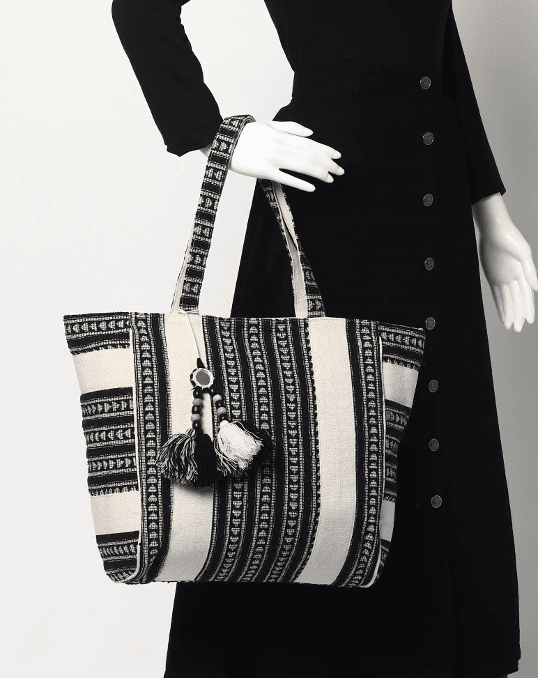 BLACK AND WHITE TOTE BAG WITH TASSESL