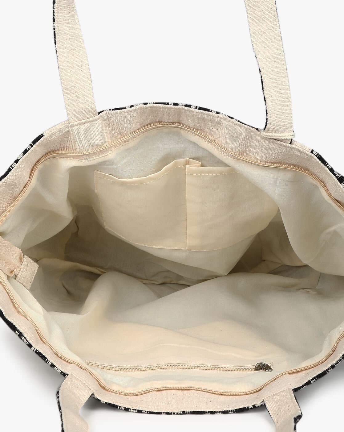 BLACK AND WHITE TOTE BAG WITH TASSESL