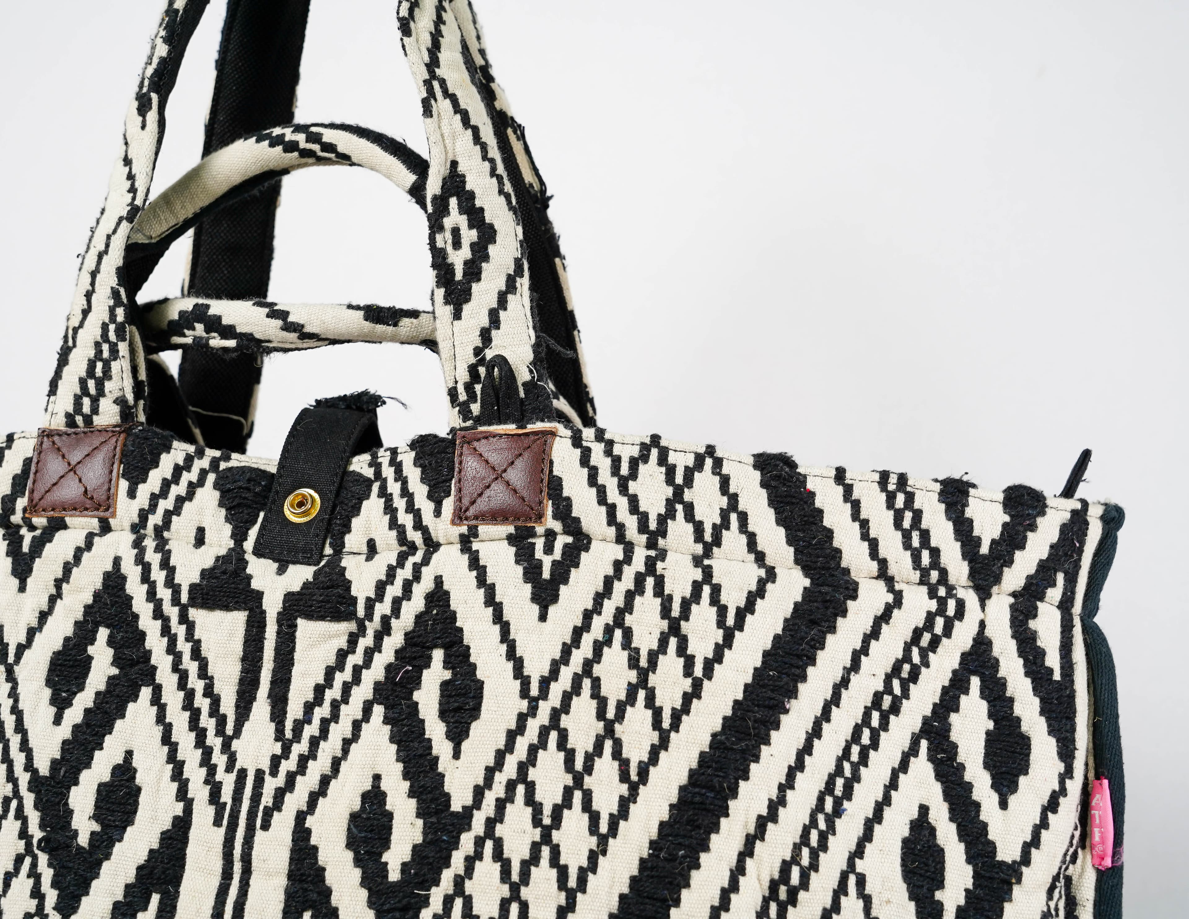 BLACK AND WHITE JACQUARD TOTE BAG