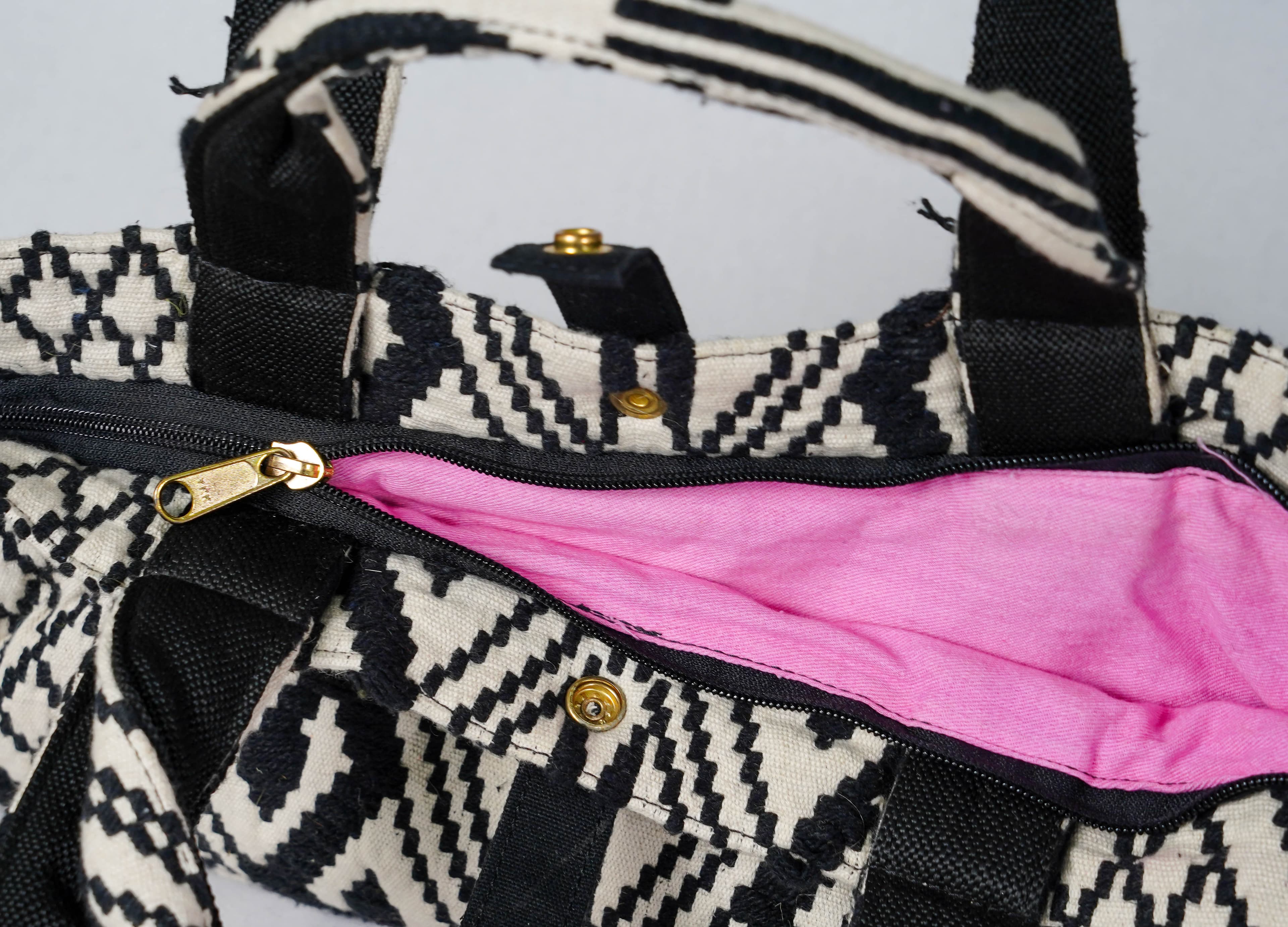 BLACK AND WHITE JACQUARD TOTE BAG