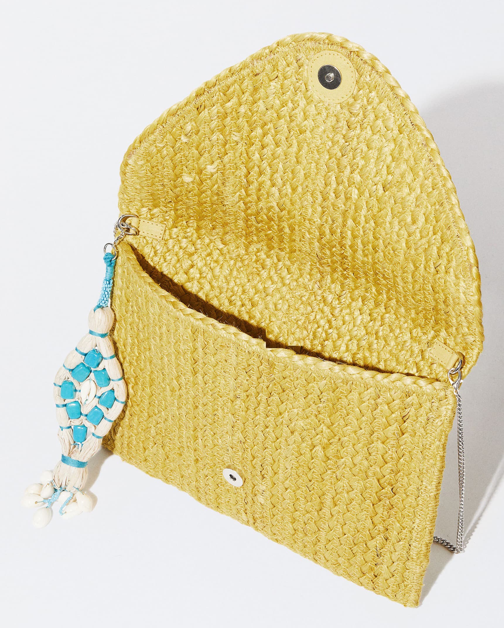 NATURAL BRAIDED JUTE ENVELOPE CLUTCH WITH RAFFIA PENDENT