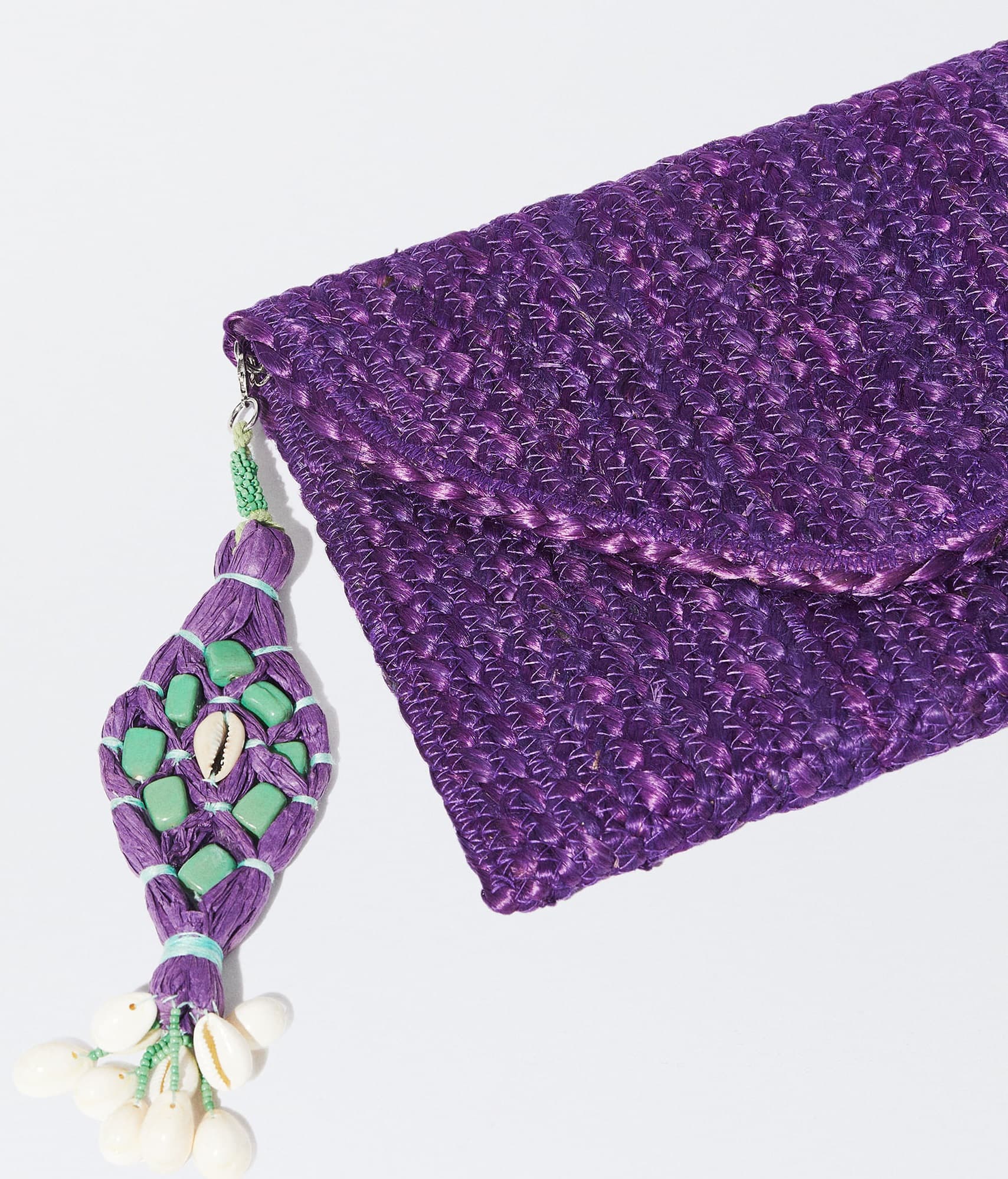 NATURAL BRAIDED JUTE ENVELOPE CLUTCH WITH RAFFIA PENDENT