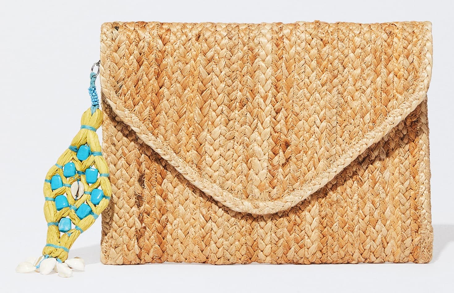 NATURAL BRAIDED JUTE ENVELOPE CLUTCH WITH RAFFIA PENDENT