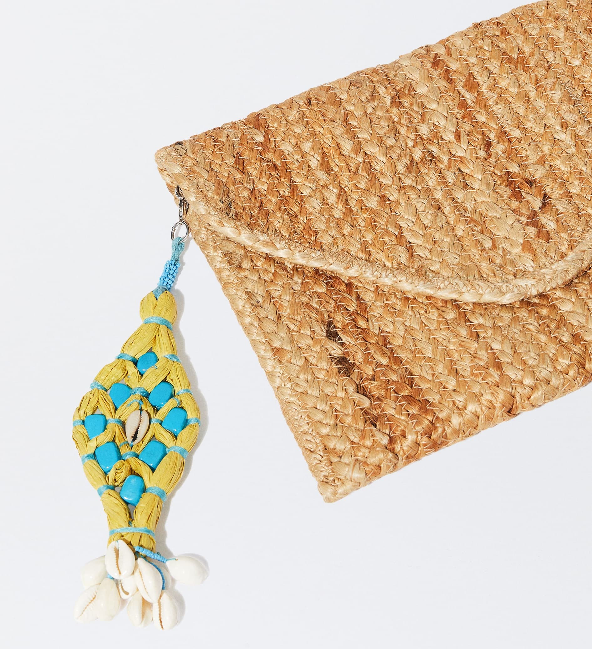 NATURAL BRAIDED JUTE ENVELOPE CLUTCH WITH RAFFIA PENDENT