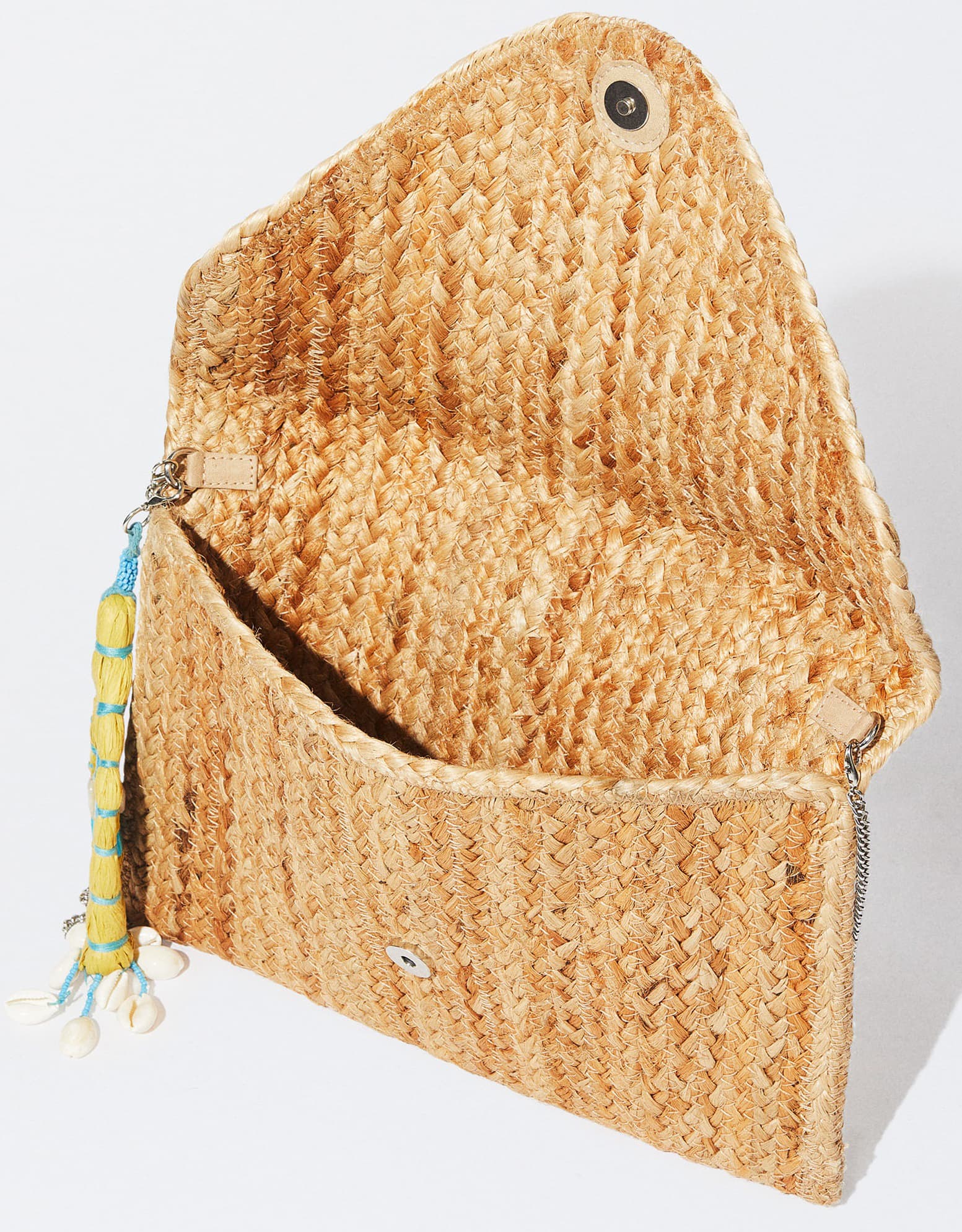 NATURAL BRAIDED JUTE ENVELOPE CLUTCH WITH RAFFIA PENDENT