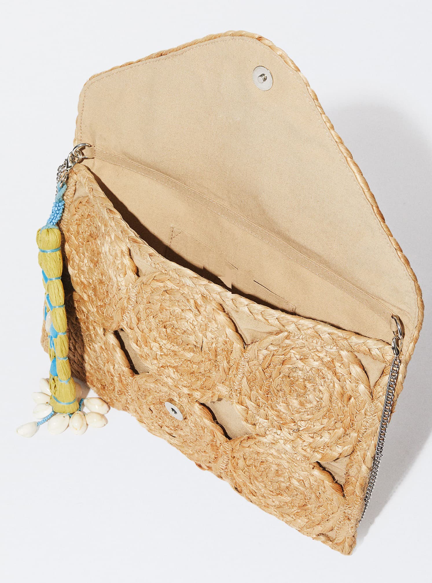 CIRCLE DESIGN JUTE ENVELOPE CLUTCH WITH RAFFIA PENDENT